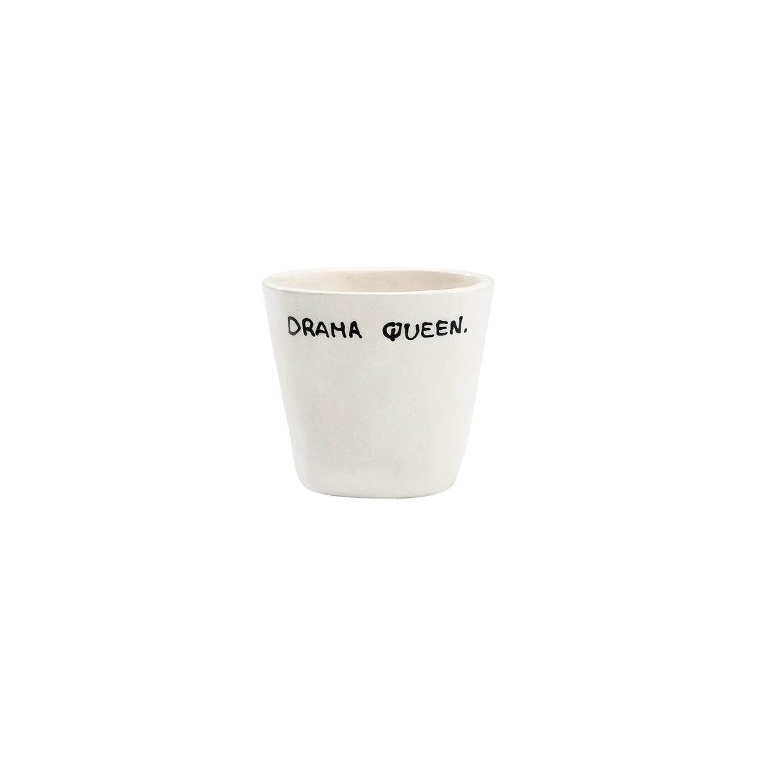 Vaso de cerámica para espresso con el mensaje Drama Queen, apilado junto a otros vasos con mensajes en un ambiente lifestyle Kolorama.