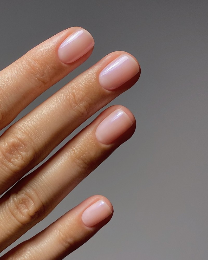 Iluminador de uñas Kure Bazaar Illuminateur Rose en tono rosado iridiscente, fórmula clean beauty.