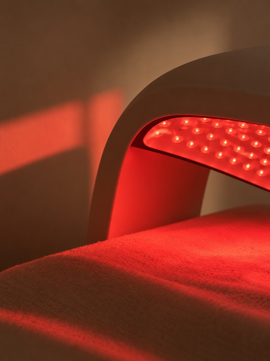 Lámpara de luz roja LED encendida, utilizada para ilustrar el tratamiento de manos de KOLORAMA.