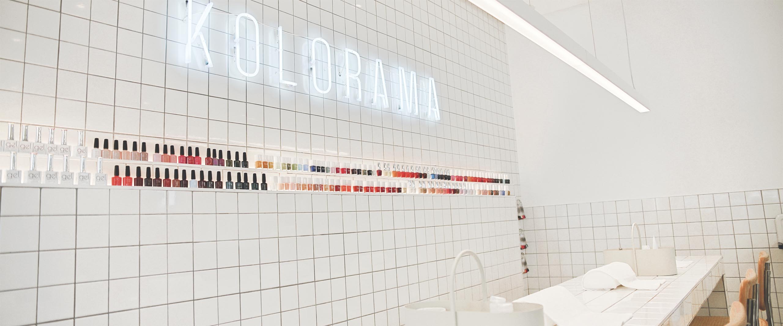 Interior del salón KOLORAMA en San Sebastián, con zona de manicura y exposición de esmaltes.