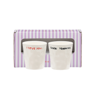 Set de dos tazas de cerámica con los mensajes I Love You y Good Morning, presentadas en caja lila a rayas, estilo lifestyle Kolorama.