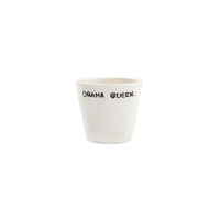 Vaso de cerámica para espresso con el mensaje Drama Queen, apilado junto a otros vasos con mensajes en un ambiente lifestyle Kolorama.