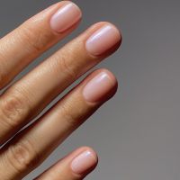 Iluminador de uñas Kure Bazaar Illuminateur Rose en tono rosado iridiscente, fórmula clean beauty.